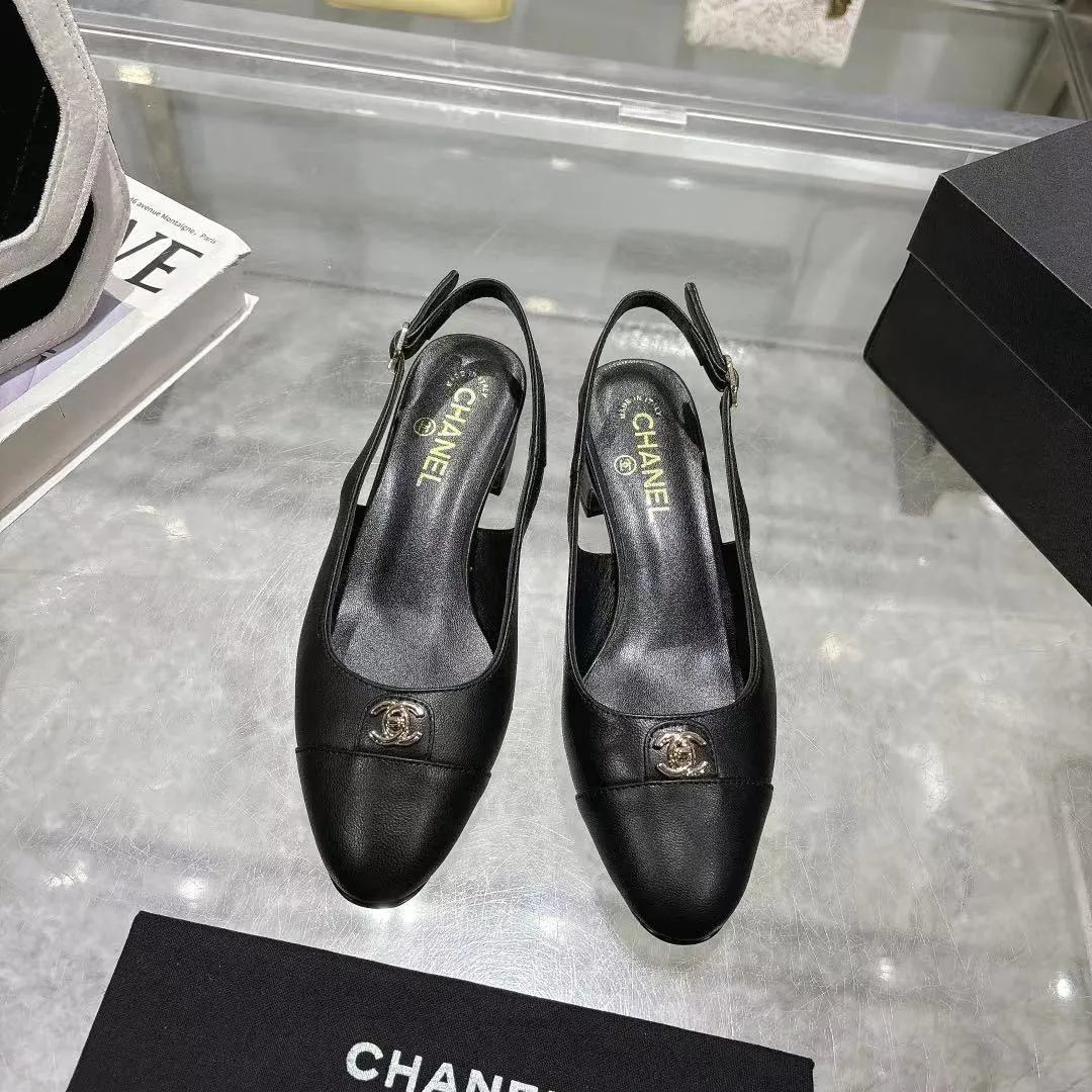 👟👟Ex-factory price 540👟👟 𝐂𝐇𝐀𝐍𝐄𝐋★Xiaoxiang New spring and summer counter new sandals, comfortable and low-heeled, a must-have for work and shopping💋 Show unique dressing style, too beautiful to say, a must-have in summer... Upper: imported sheepskin/Lining: mixed sheepskin Heel height: 3.5cm Outsole: Italian genuine leather outsole Shoe size: 35-39 (40, 41 and 42 are customized and cannot be returned or exchanged)